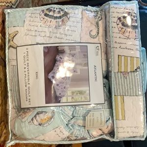 King size bedspread with shams